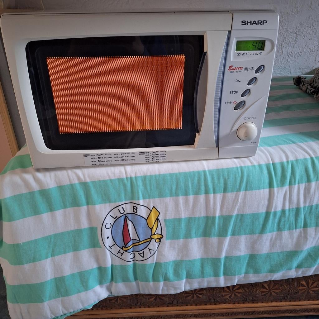 Sharp Magnetron R-234(W) - bezorging mogelijk, Witgoed en Apparatuur, Magnetrons, Gebruikt, Vrijstaand, Magnetron, 45 tot 60 cm