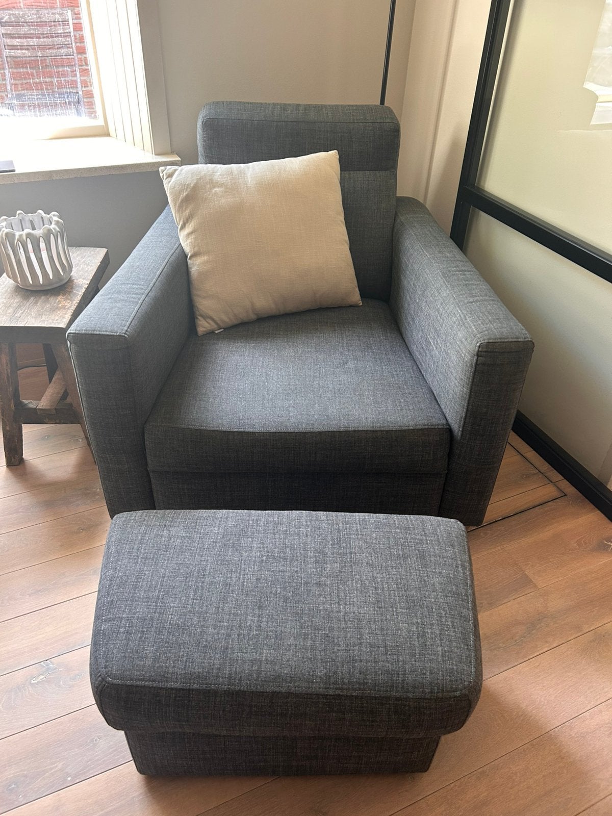 Heerlijk comfortabele donkergrijze fauteuil met hocker, Ophalen, Modern., Gebruikt, Eenpersoons