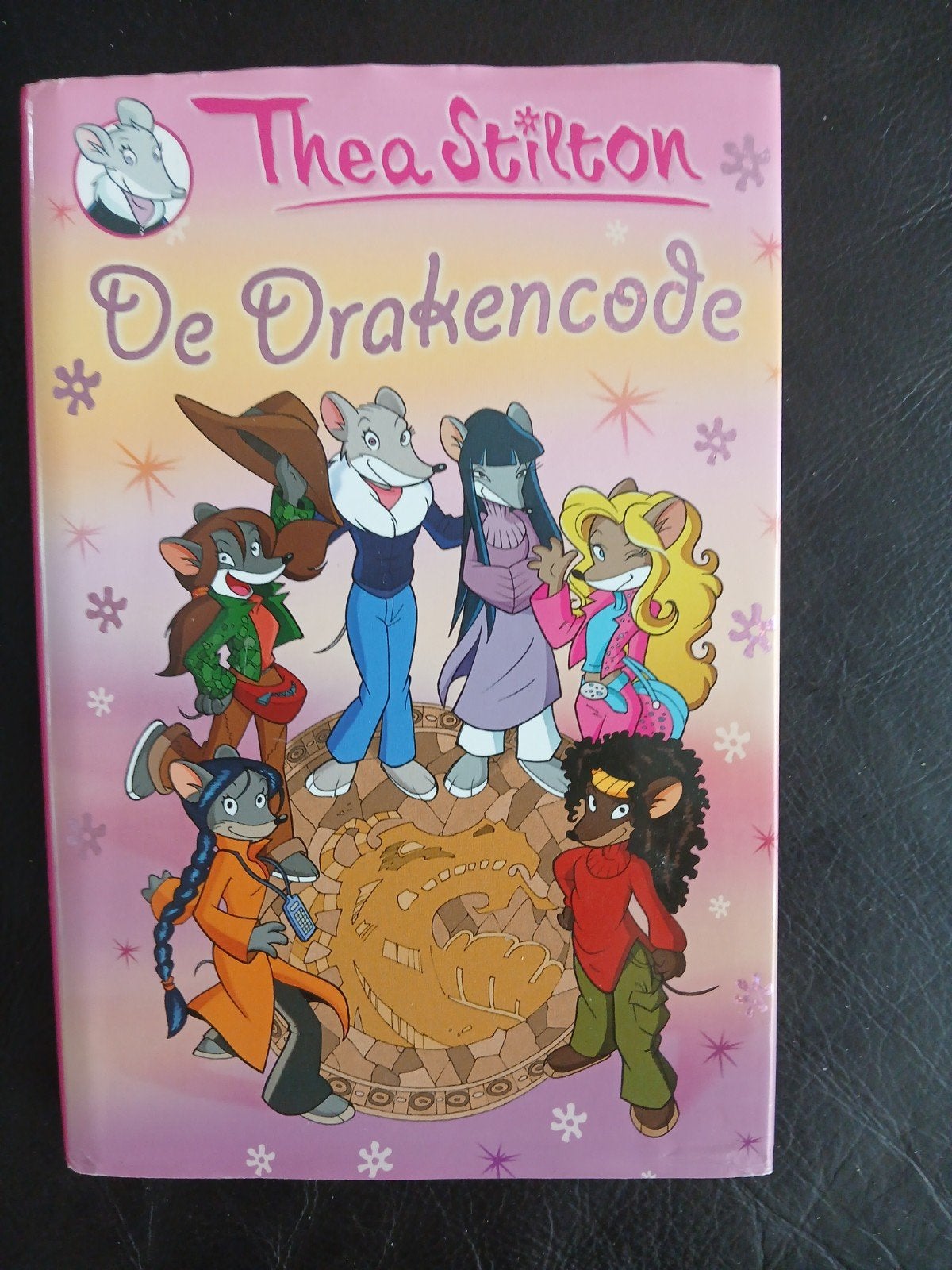Thea Stilton - De Drakencode, Boeken, Kinderboeken | Jeugd | onder 10 jaar, Zo goed als nieuw, Fictie algemeen, Ophalen of Verzenden