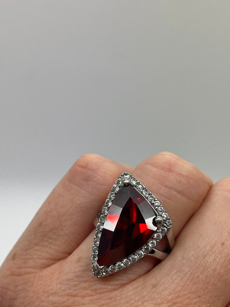 D827 Prachtige zilveren ring rode steen maat 18, Sieraden, Tassen en Uiterlijk, Ringen, 18 tot 19, Ophalen of Verzenden, X, Dame