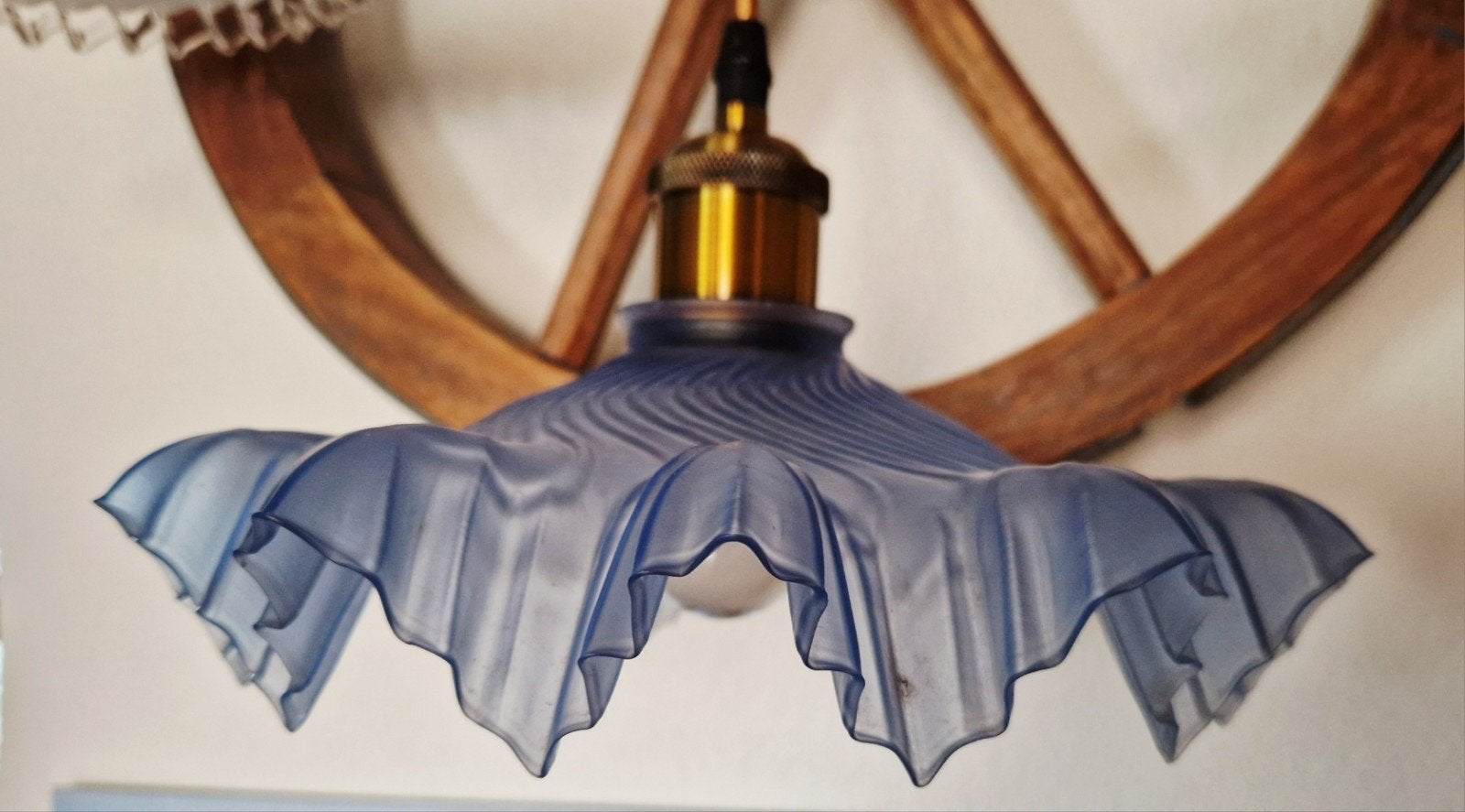 Vintage hanglamp met blauw glazen kap, Ophalen of Verzenden