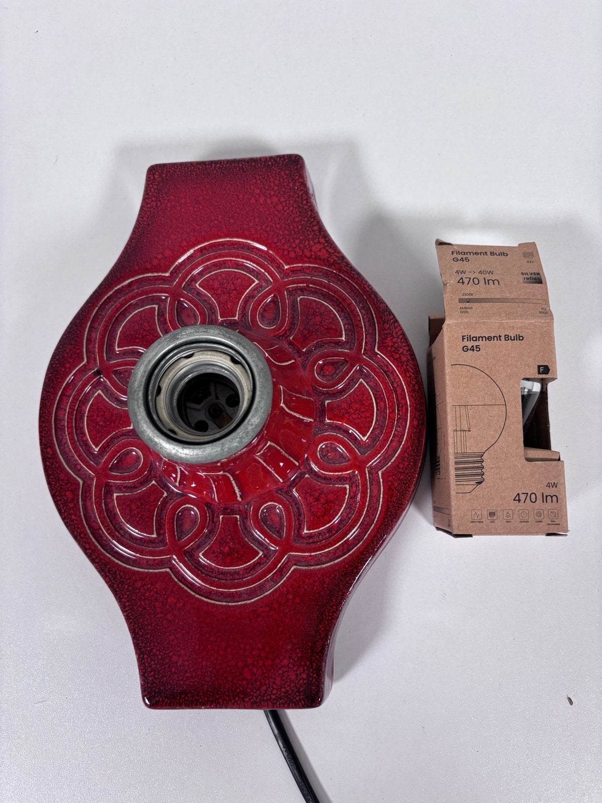 Vintage Hustadt rode keramische wandlamp met reliëfpatroon, Huis en Inrichting, Lampen | Wandlampen, Gebruikt, Rood, Indirect licht
