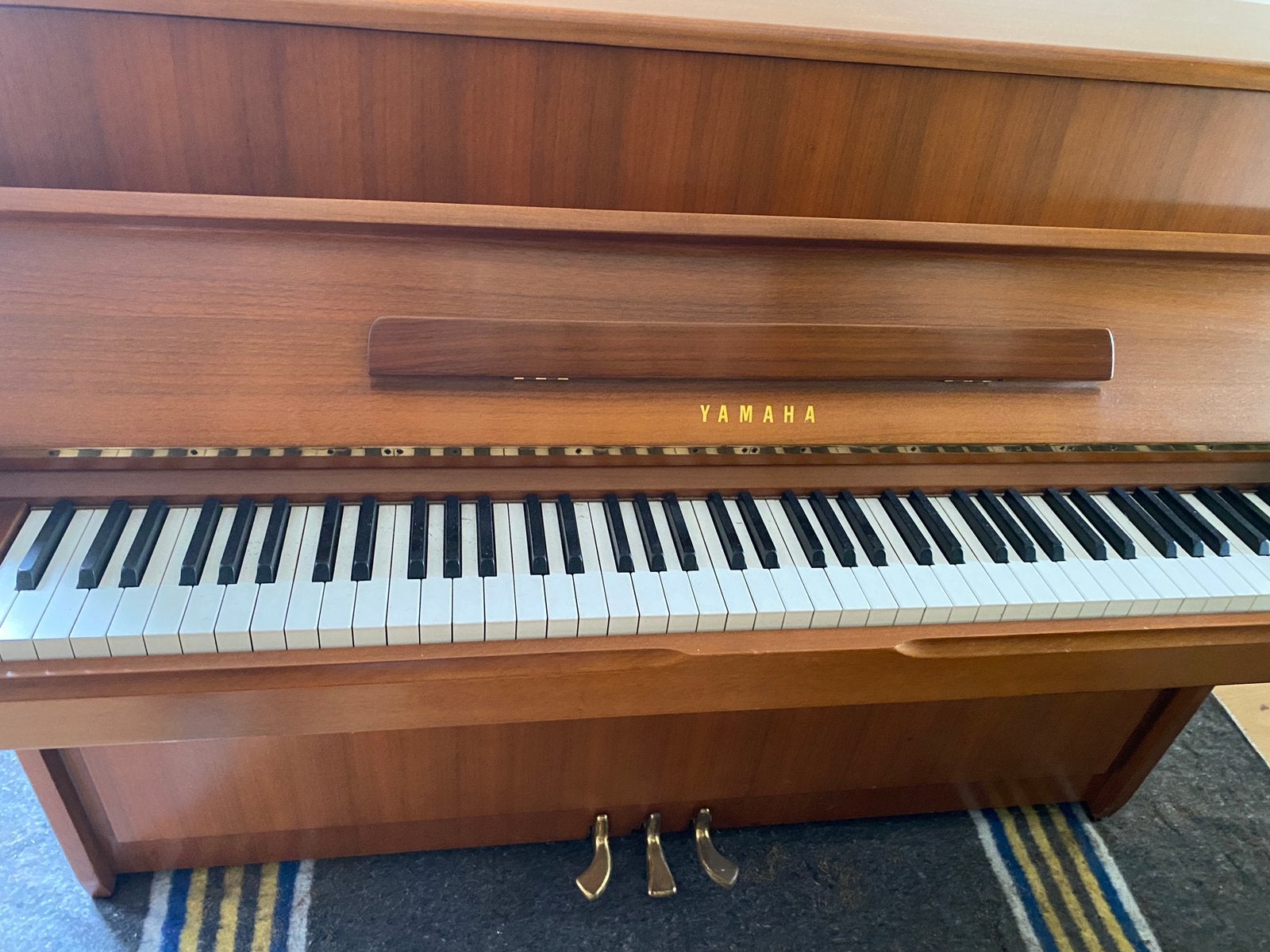 Houten yamaha piano, altijd netjes gestemd en onderhouden, Muziek en Instrumenten, Piano's, Ophalen, Gebruikt, Bruin, Piano