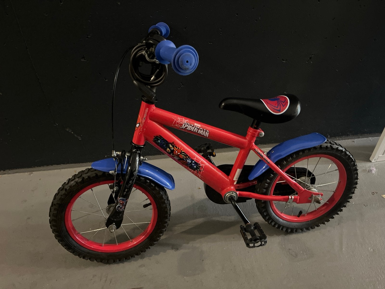 Spiderman kinderfiets 16 inch - Rood/Blauw, Fietsen en Brommers, Ophalen, Gebruikt, Terugtraprem, 16 tot 20 inch