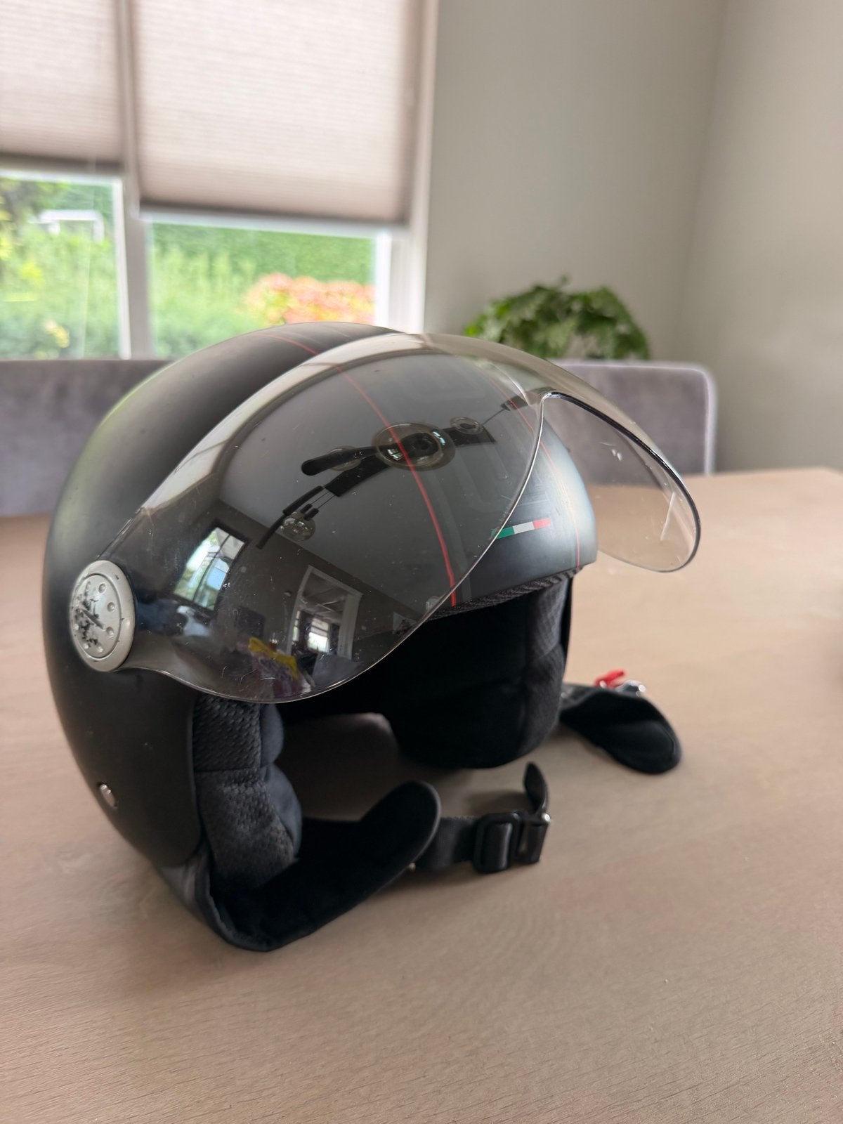 Beon brommerhelm maat M - Zwart met rood/groene strepen, Fietsen en Brommers, Ophalen of Verzenden, Gebruikt, Medium