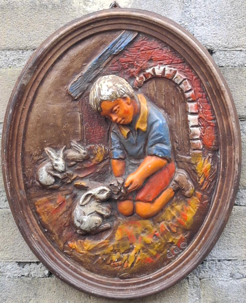 Jongen voedert konijn. Ca 1900. Wandplaquette.  22/27 cm., Ophalen, Gebruikt, Meerkleurig, 22 cm