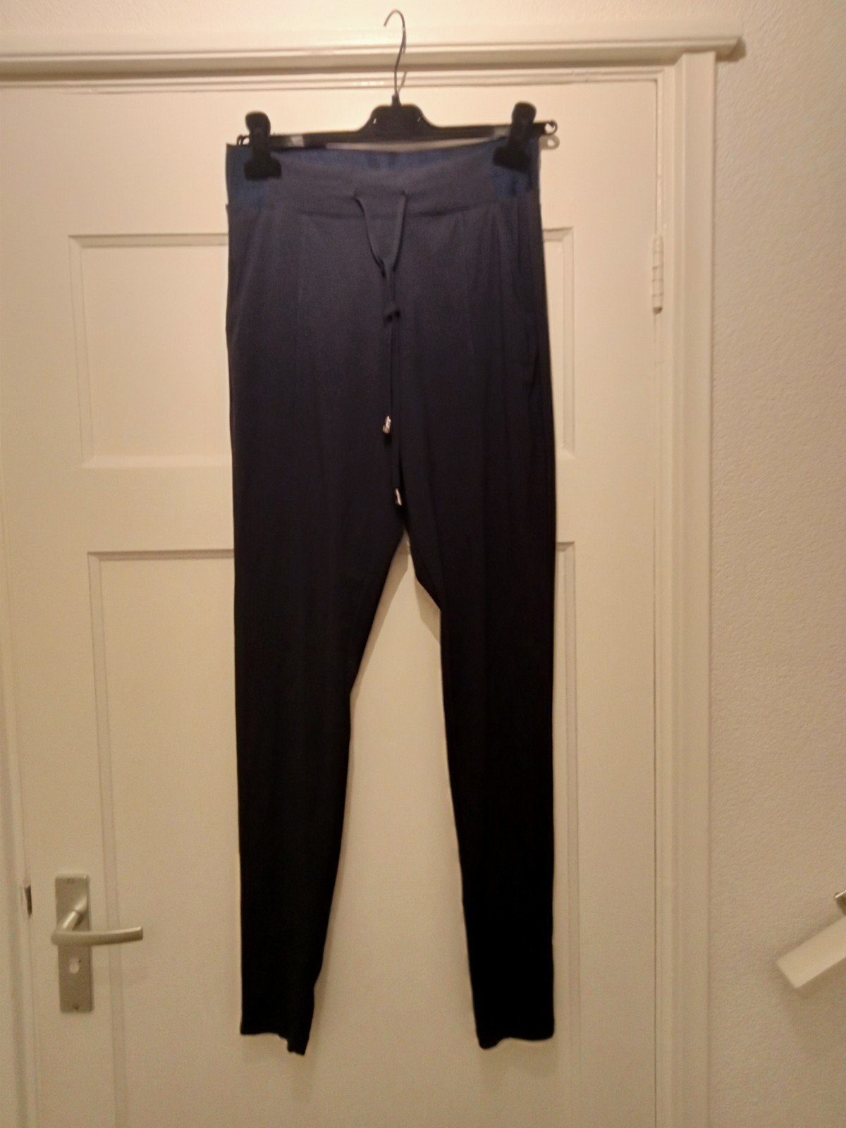 donkerblauwe Mi Piace Travel broek, Kleding | Dames, Broeken en Pantalons, Ophalen of Verzenden, Zo goed als nieuw, Blauw, Lang
