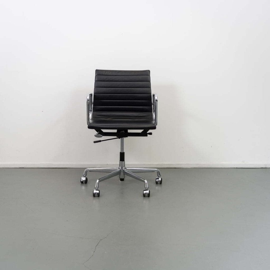 Vitra Eames EA 117 Bureaustoel Zwart Leer - Chroom, Niet ingevuld, Zo goed als nieuw, Niet ingevuld, Niet ingevuld