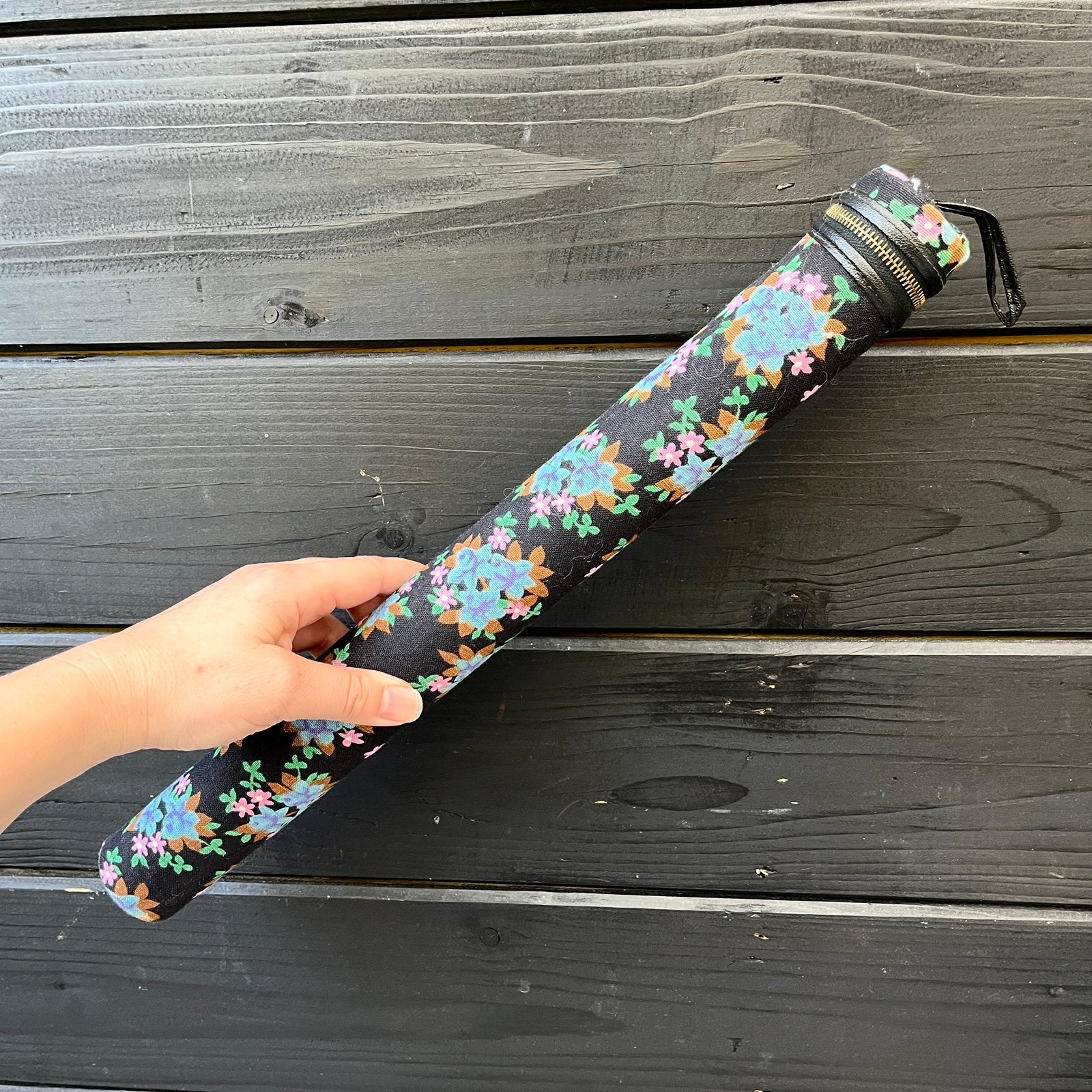 Vintage gestoffeerde breinaaldenkoker zwart met bloemen, Ophalen of Verzenden, Nieuw, Breien, Overige typen