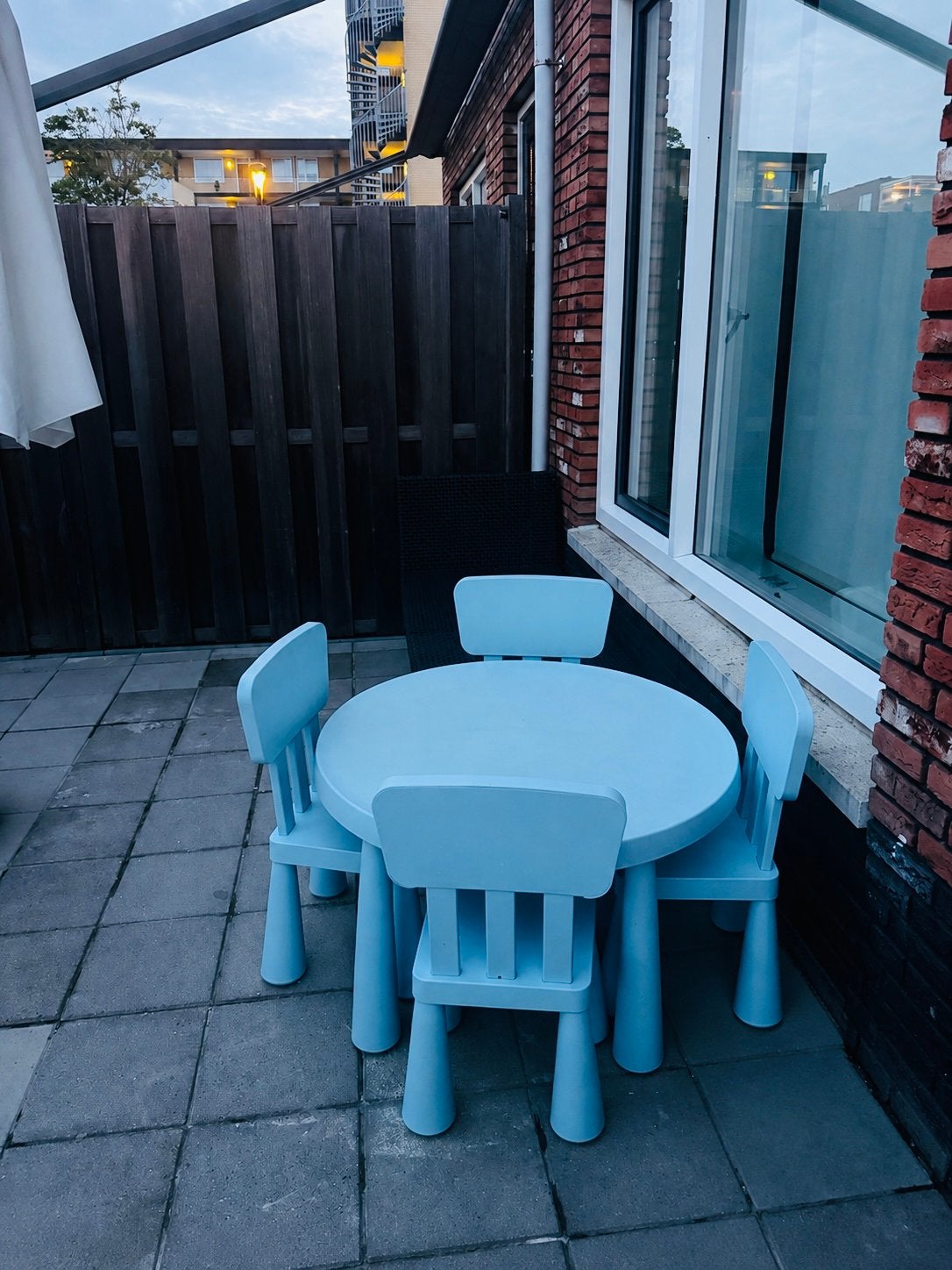 Lichtblauwe kindertafel met 4 stoelen – complete set, Ophalen