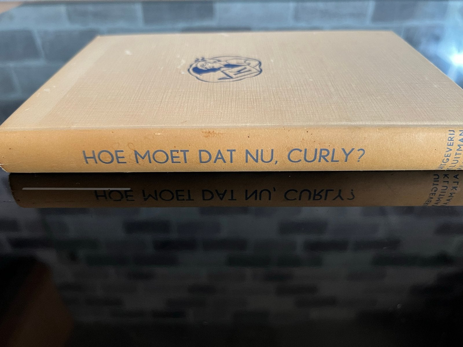 Hoe Moet Dat Nu, Curly? - Willy Corsari (2e druk), Boeken, Ophalen of Verzenden, Gelezen, Fictie
