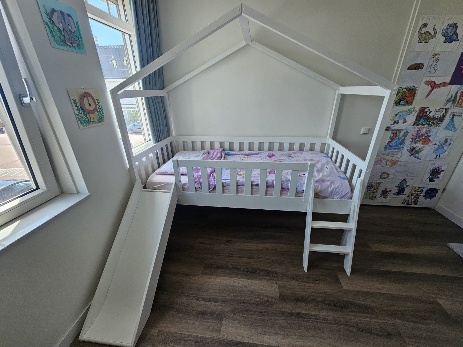 Halfhoogslaper Dallas huis met glijbaan, Kinderen en Baby's, Kinderkamer | Stapelbedden en Hoogslapers, Gebruikt, Halfhoogslaper