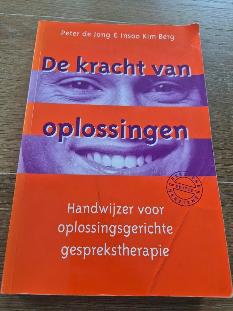 De kracht van oplossingen - Handwijzer gesprekstherapie, Boeken, Ophalen of Verzenden, Gelezen, Peter de Jong & Insoo Kim Berg