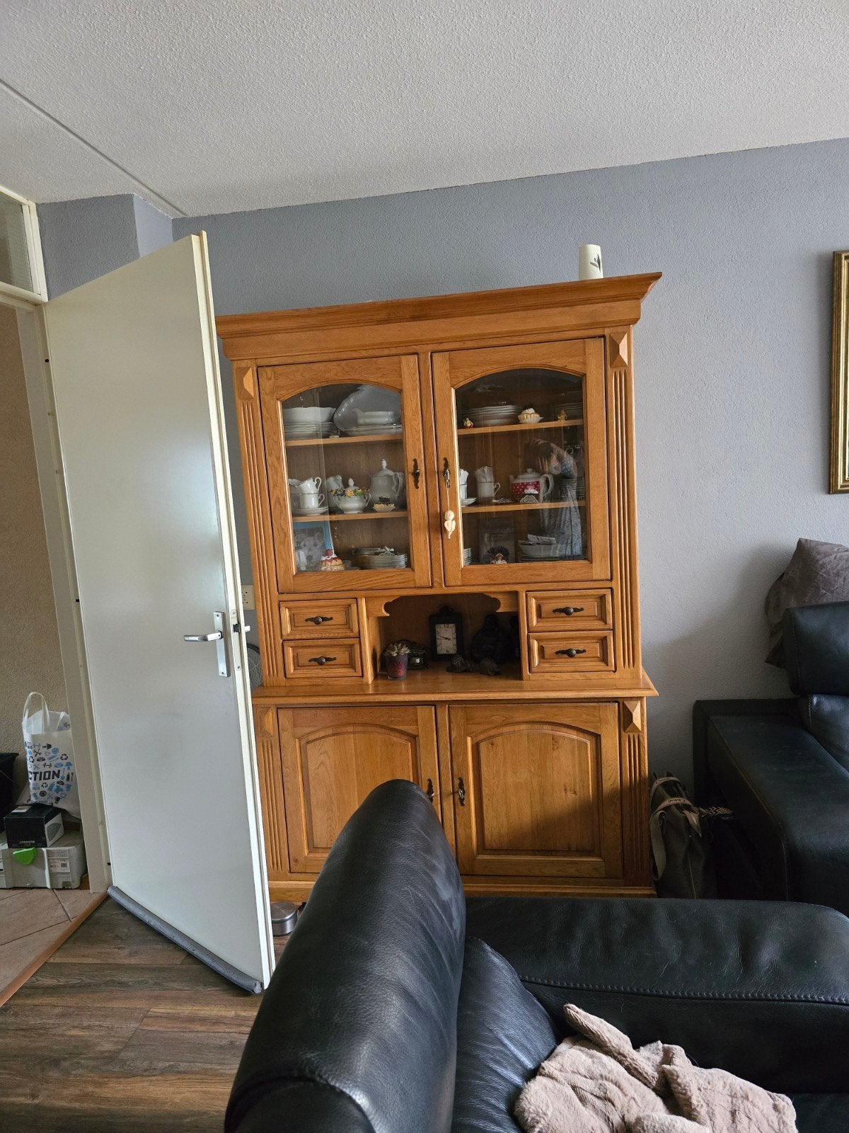 Massief houten buffetkast met vitrine en lades 135 breed, Huis en Inrichting, Ophalen, 100 tot 150 cm, 200 cm of meer, Met lade(s)