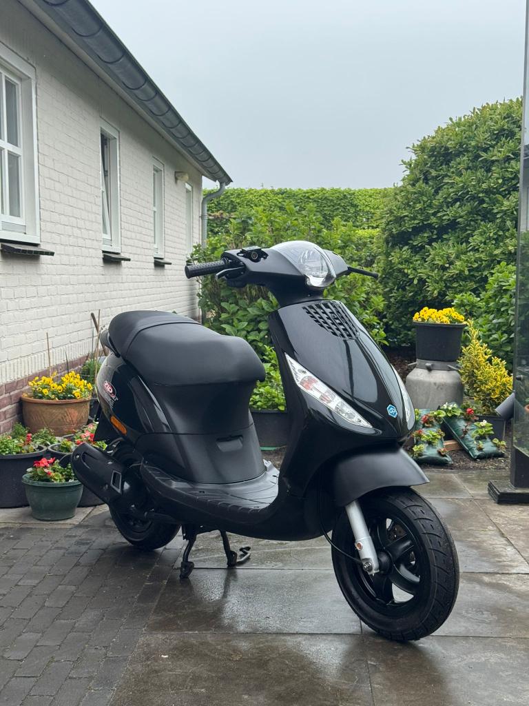 ⭐️Piaggio zip 2 takt 2015 nette staat Brom glans zwart⭐️