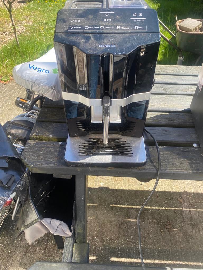 Siemens EQ 300 kapot voor onderdelen, Witgoed en Apparatuur, Koffiezetapparaten, Ophalen, Afneembaar waterreservoir, Koffiemachine