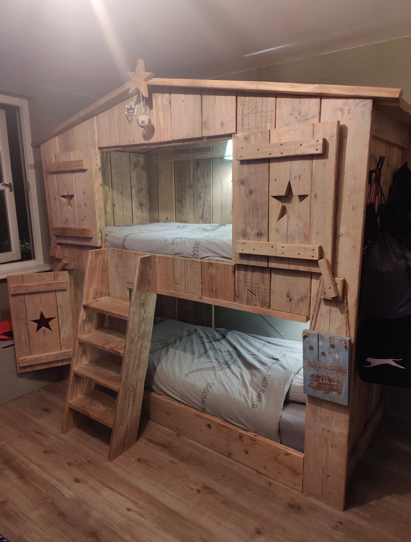 Steigerhouten boomhut stapelbed ster, Kinderen en Baby's, Kinderkamer | Stapelbedden en Hoogslapers, Ophalen, Zo goed als nieuw