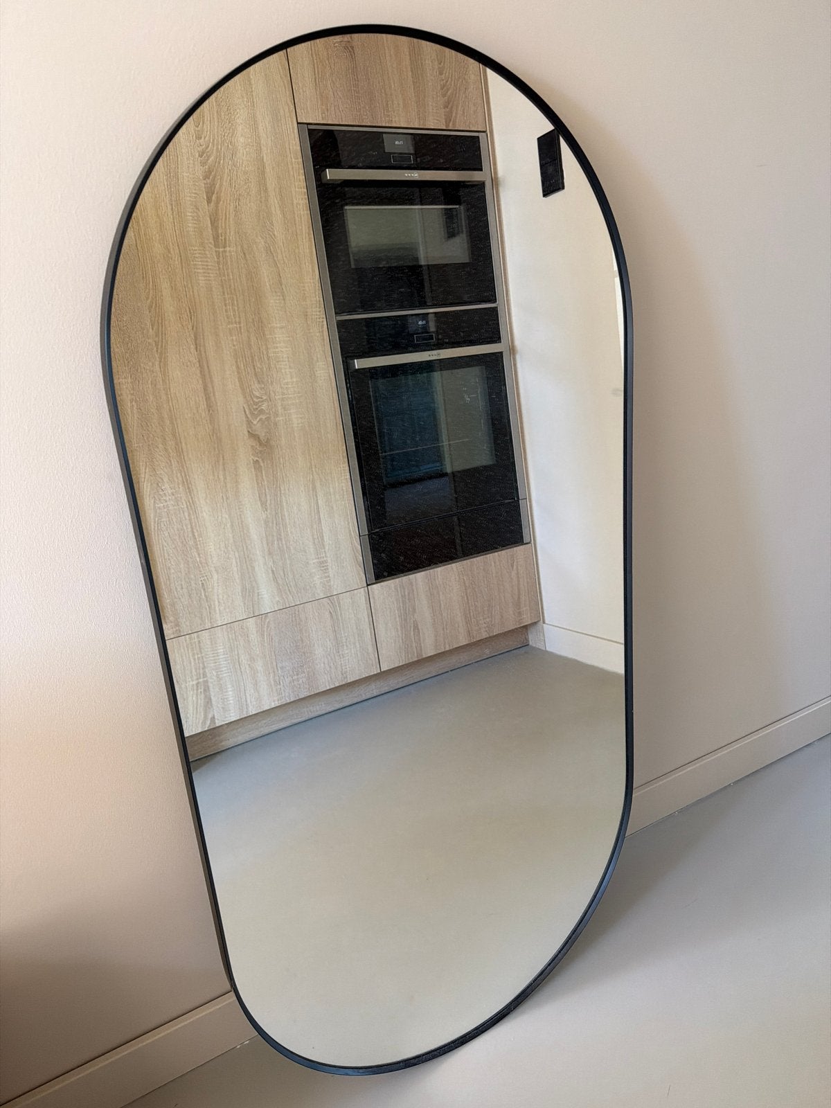 Grote ovale spiegel met zwarte rand ikea, Antiek en Kunst, Ophalen, Ovaal, 50 tot 100 cm, 150 tot 200 cm