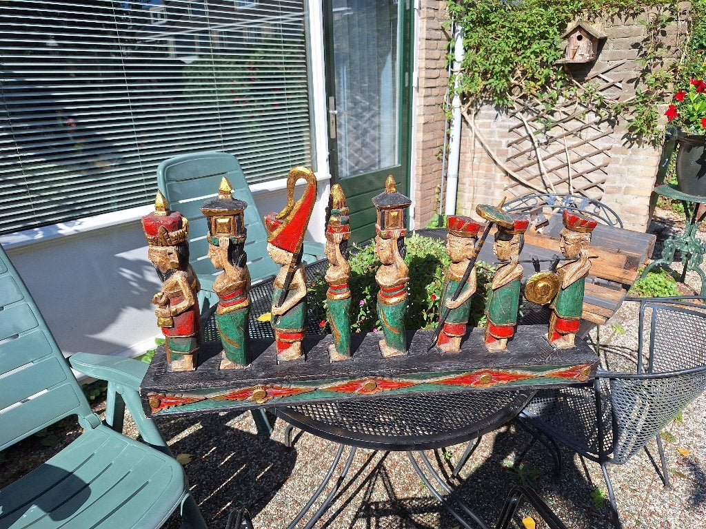 Decoratieve rij houten beelden uit Indonesië, Hout, Ophalen of Verzenden, Handgemaakt, Indonesië