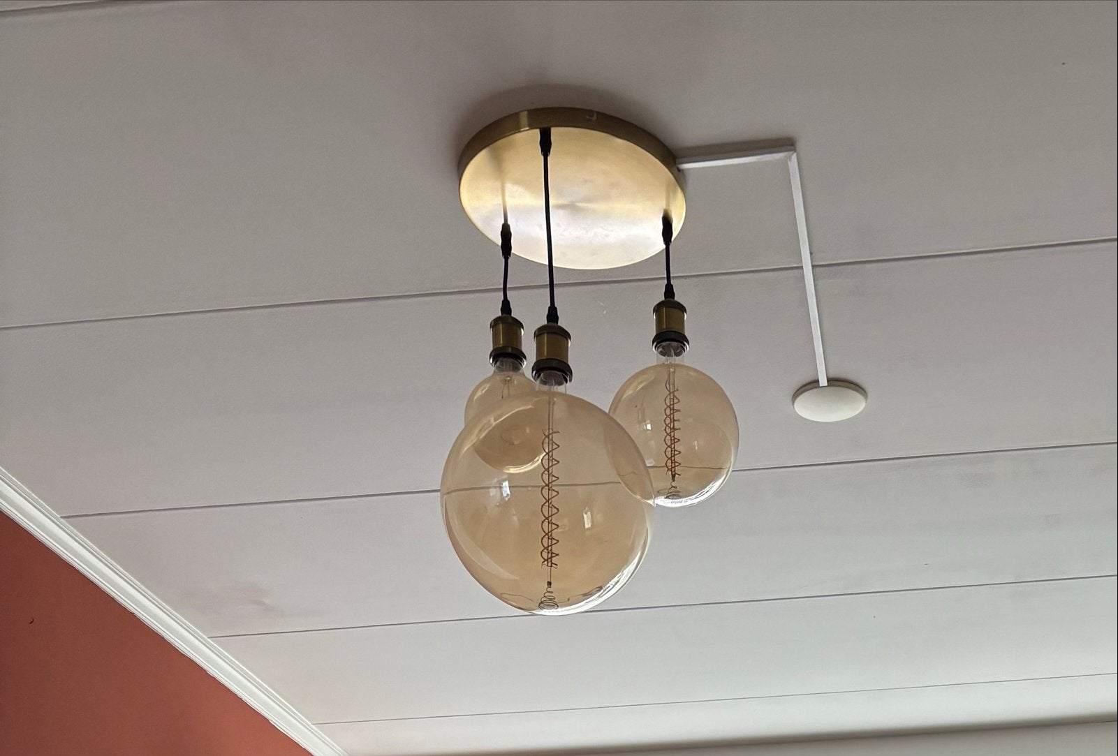 Moderne hanglamp met 3 amberkleurige LED filament bollen, Ophalen of Verzenden, Zo goed als nieuw, Metaal, E27 (groot)