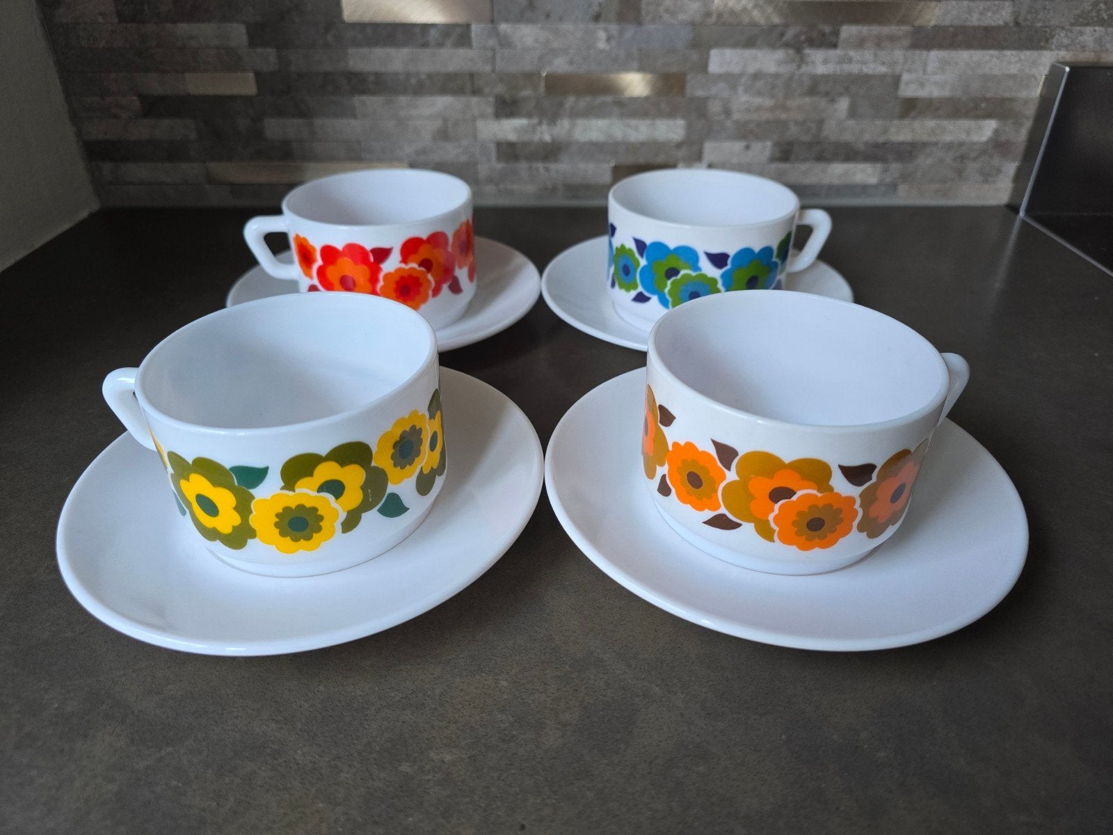 Vintage keramieken kop en schotel in fel oranje met groen/tu, Verzamelen, Ophalen of Verzenden, Huis en Inrichting