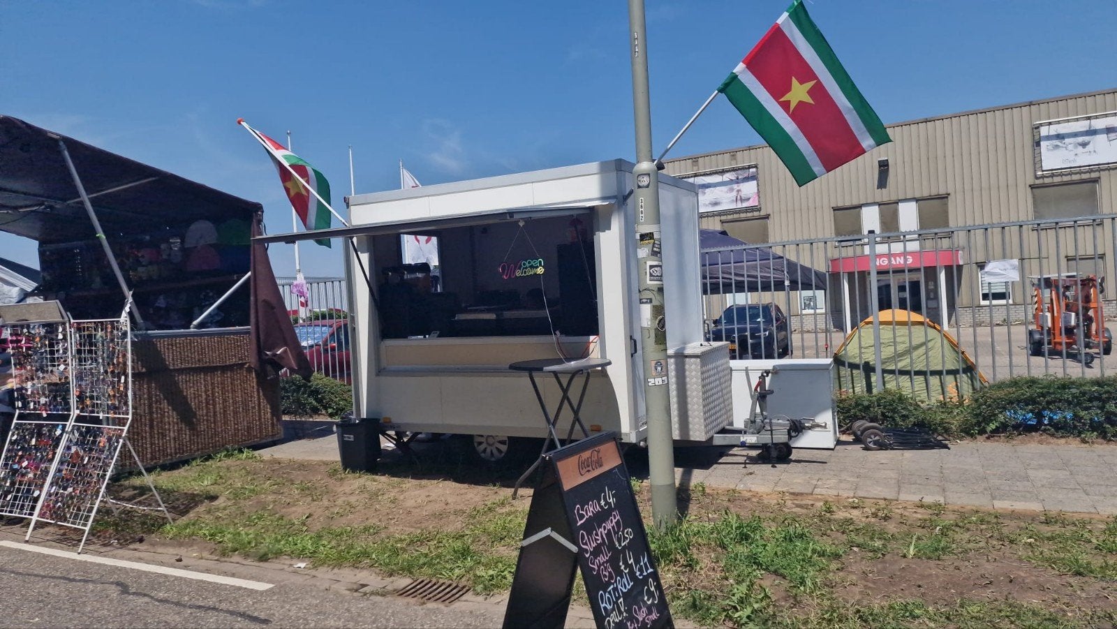 Complete Foodtruck Verkoopwagen - Direct Klaar voor Gebruik!