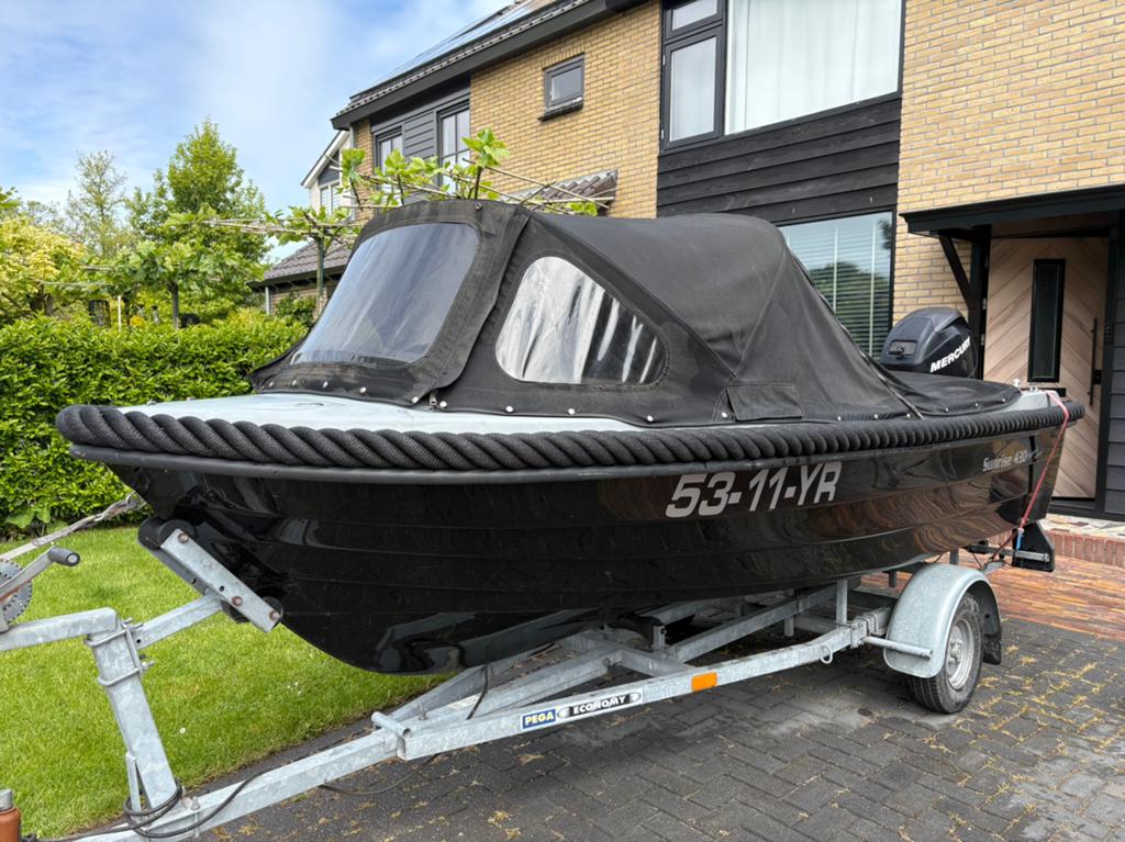 Sloep Sunrise 430 Zwart + Mercury 25PK Incl. Kanteltrailer, Tender, Gebruikt, Rondzit, Ophalen
