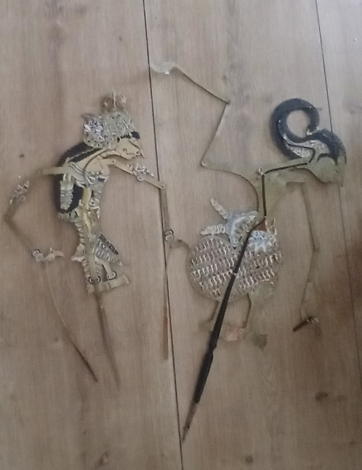 Set van 2 Wayang Kulit Javaanse Schaduwpoppen, Natuurlijk materiaal, 65 cm, Indonesië, Meerkleurig