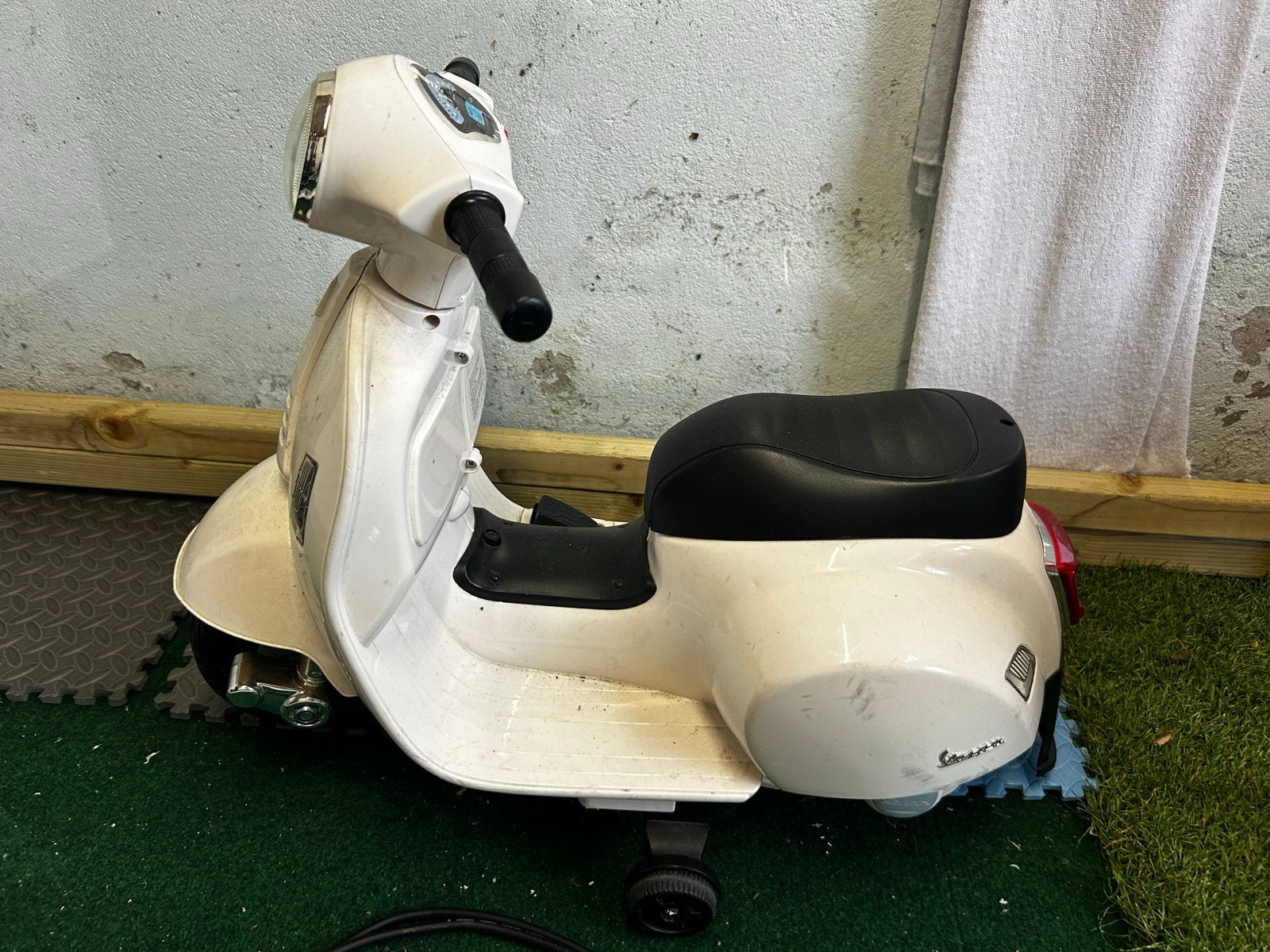 Kinder elektrische Vespa met lader, Ophalen, Gebruikt