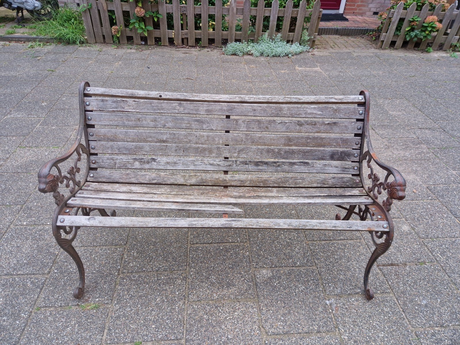 oude houten tuinbank met gietijzeren onderstel leeuwenkop, Tuin en Terras, Tuinbanken, Ophalen, Gebruikt, Hout