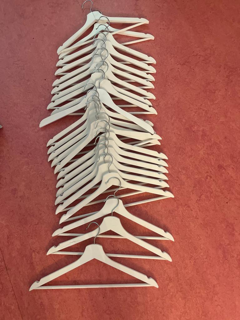 23x Witte Kleerhangers van IKEA - Gebruikt, Kleding | Dames, Kledinghangers, Ophalen, Gebruikt, Kunststof, Volwassenen