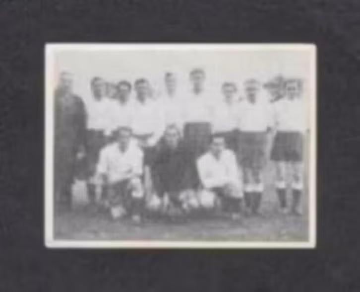 Voetbalplaatje RKVV Rood Wit Veldhoven 1951-1952., Ophalen of Verzenden, Zo goed als nieuw
