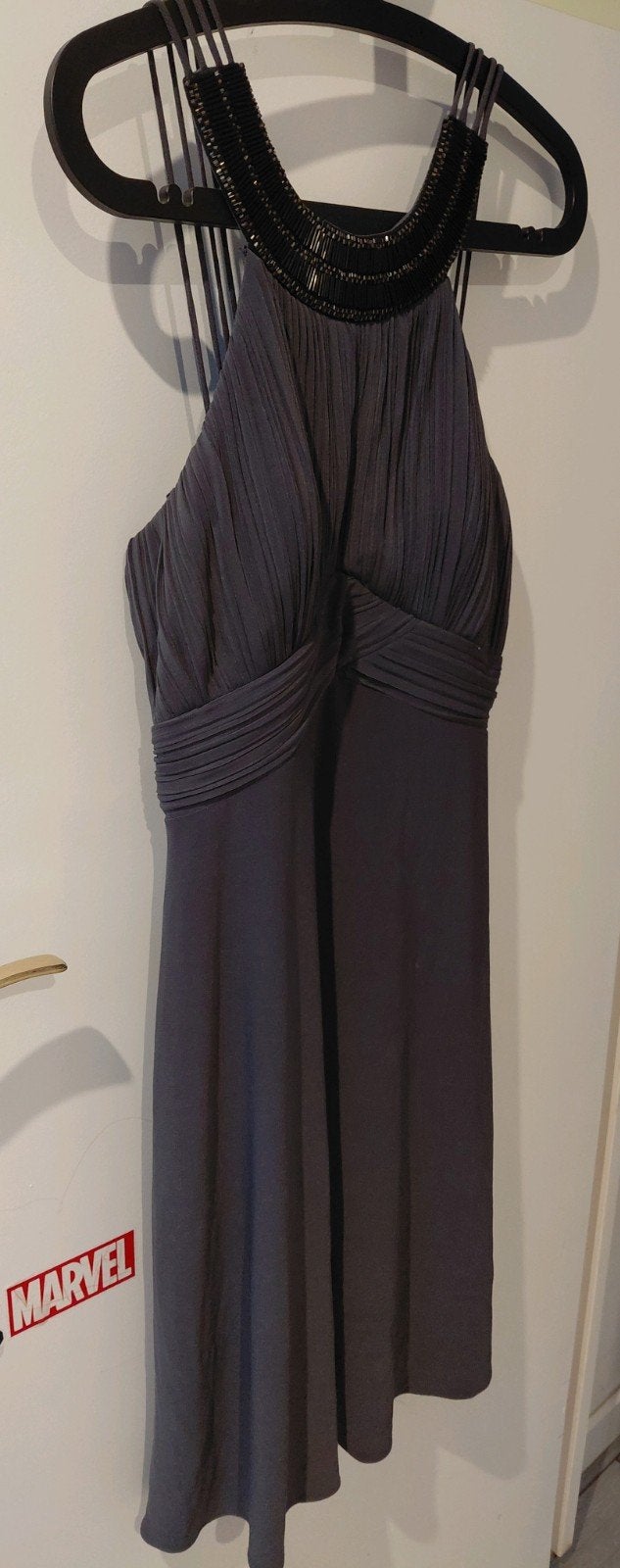 Elegante grijze cocktailjurk met kralen detail, Maat 38/40 (M), Ophalen of Verzenden, Knielengte, Grijs