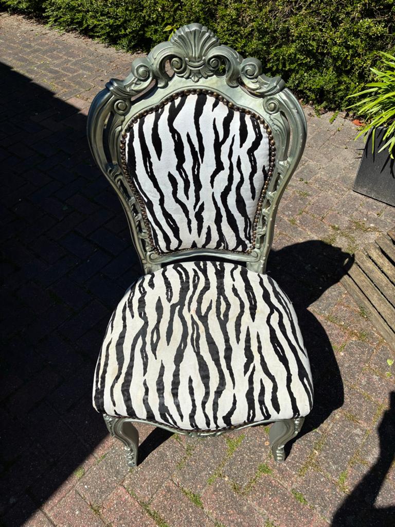 Barok stoel met zebraprint, Ophalen