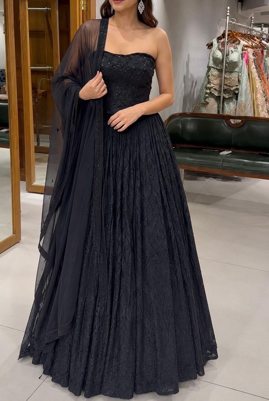 Zwarte Sequin Lehenga met Dupatta - Feest & Receptie, Ophalen of Verzenden, Nieuw, Zwart, Onder de knie