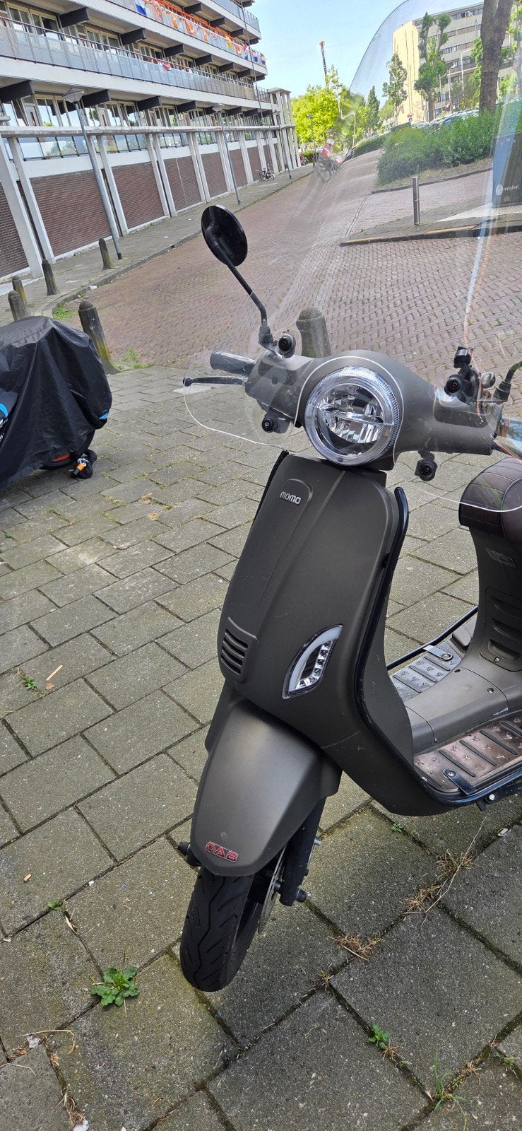 Momo  Scooter geel kenteken, Fietsen en Brommers, Ophalen, Zo goed als nieuw, Benzine, Overige merken