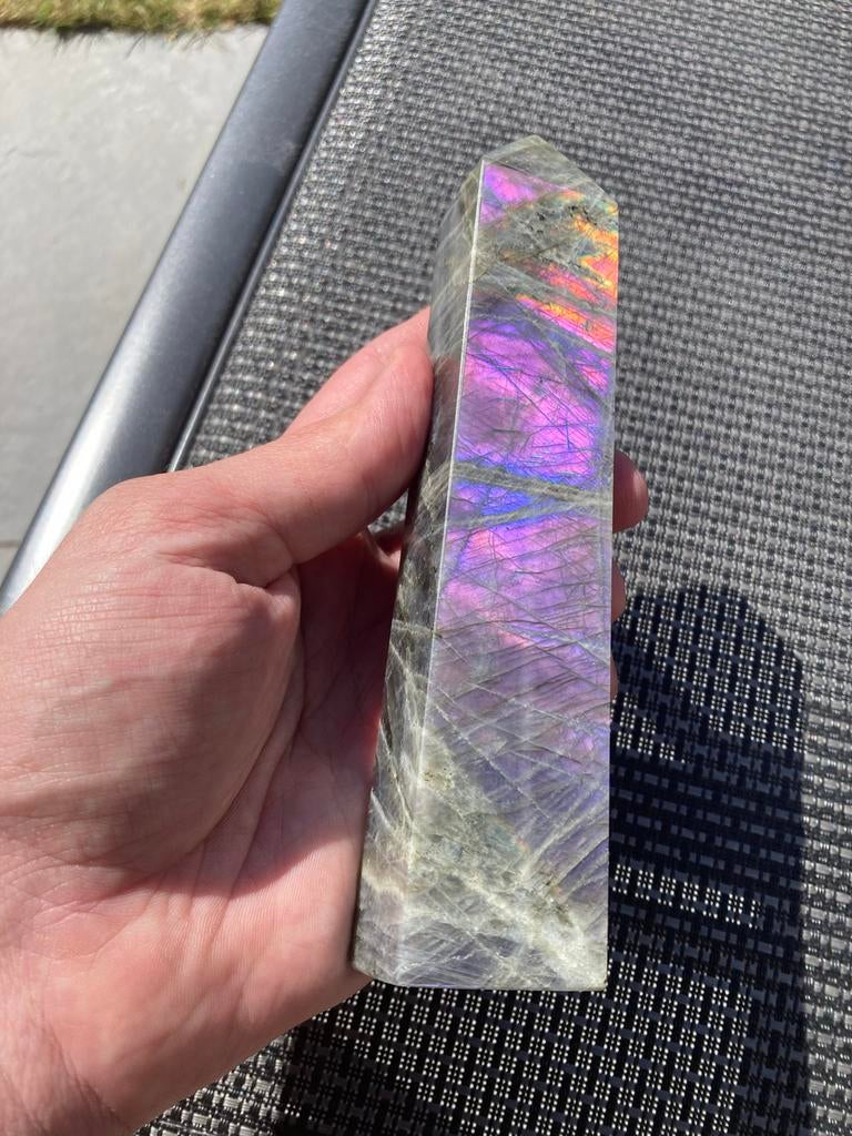 Prachtige Labradoriet Obelisk met Paarse en Roze Flitsen, Ophalen of Verzenden, Mineraal