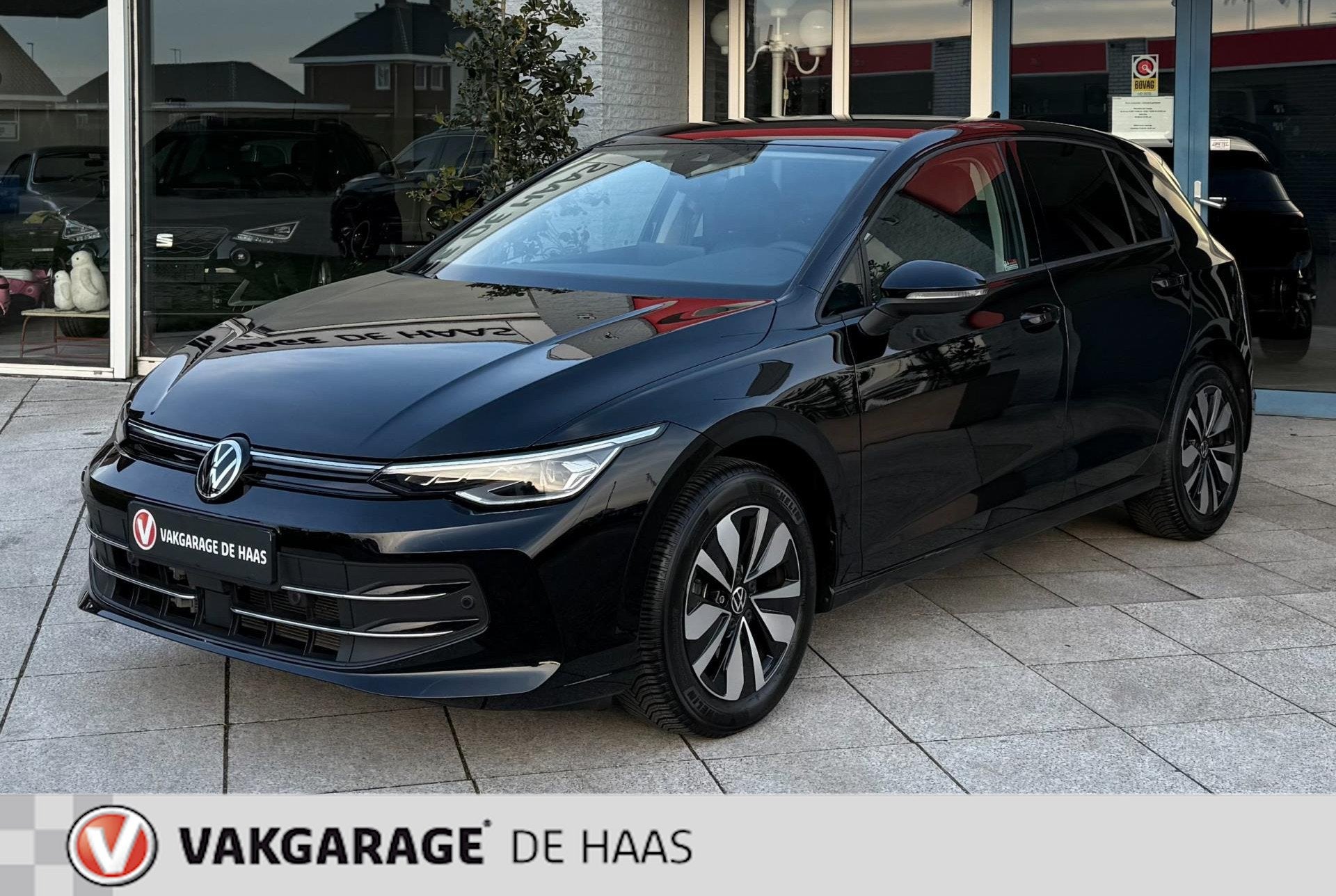 Volkswagen GOLF 1.5 eTSI Life Edition, Auto's, 1498 cc, 4 cilinders, Leder en Stof, Zwart