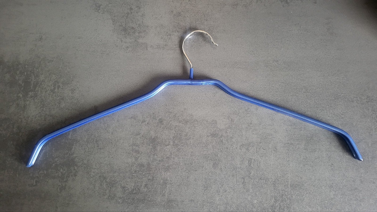 Gratis afhalen. 40 anti slip kledinghangers, Ophalen