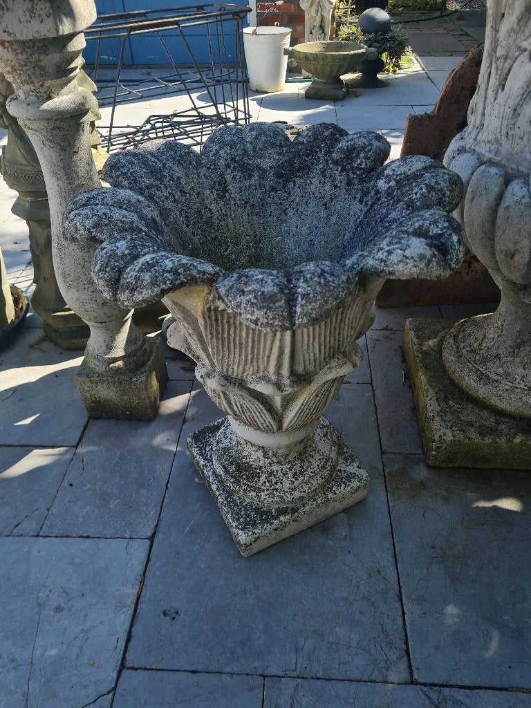 Vintage betonnen bloempot tulp vorm foto 1 t/m 3, Tuin en Terras, Ophalen, Heikant 21 Kaatsheuvel, Minder dan 60 cm, Zo goed als nieuw
