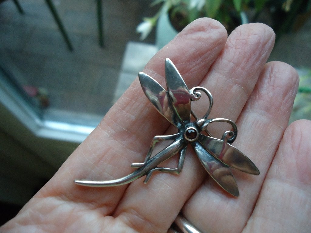 echt zilveren broche libelle met granaat steentje gemerkt, Ophalen of Verzenden, Zo goed als nieuw, Met edelsteen, Zilver