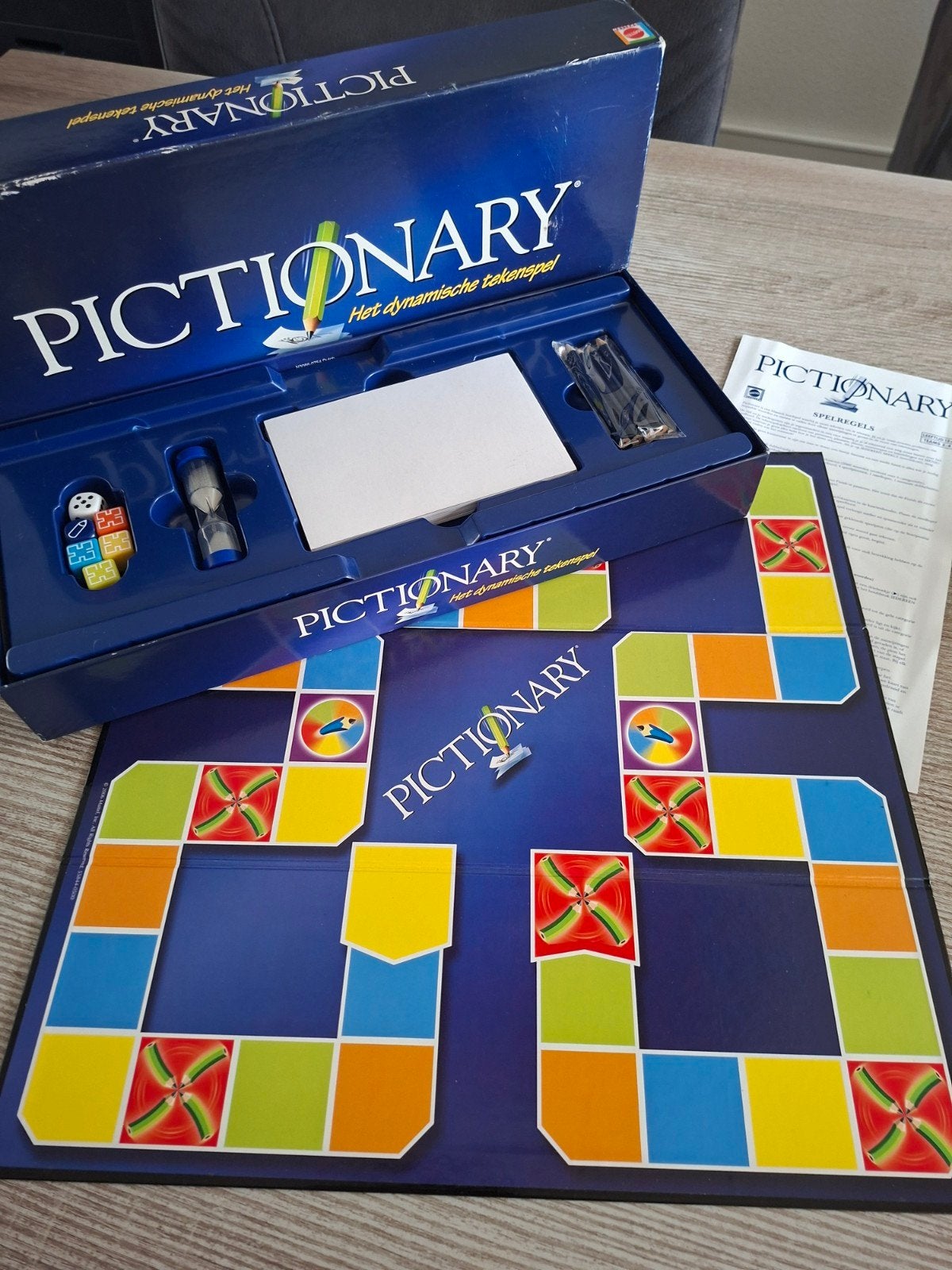 Pictionary: Het Dynamische Tekenspel, Vijf spelers of meer, Ophalen of Verzenden, Zo goed als nieuw, Mattel