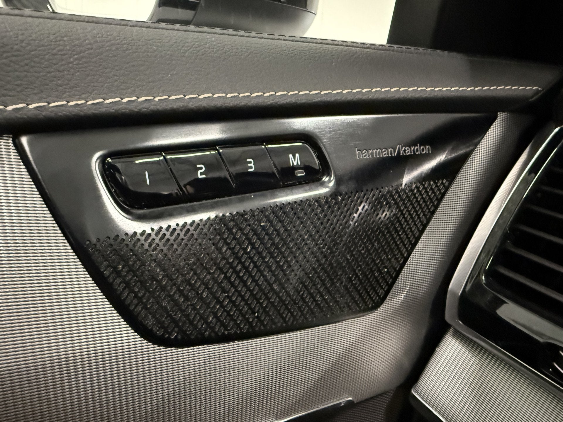 Foto 16 van Volvo XC90 T8 Recharge AWD R-Design PANO/TREKHAAK/SOH 93,7%/