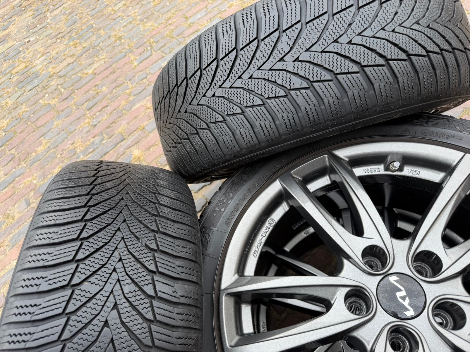 Donkergrijze 18” Kia XCeed velgen + tpms+ winterbanden (7mm), 18 inch, Banden en Velgen, 235 mm, Winterbanden