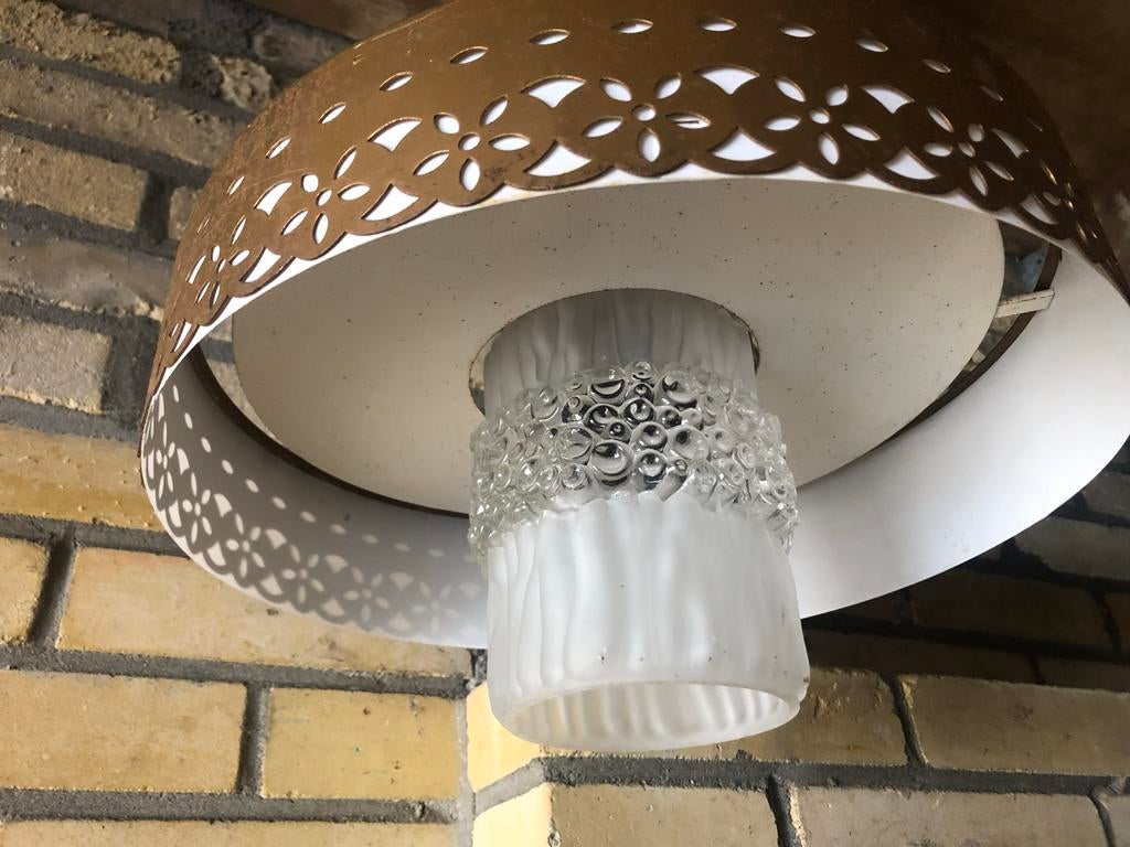 Vintage plafondlamp met geperforeerde metalen kap, Huis en Inrichting, Lampen | Hanglampen, Ophalen of Verzenden, Gebruikt, Metaal
