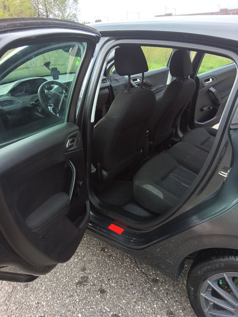 Foto 17 van Peugeot 208 1.2 VTi 82PK 5D (102g) 2012 Grijs