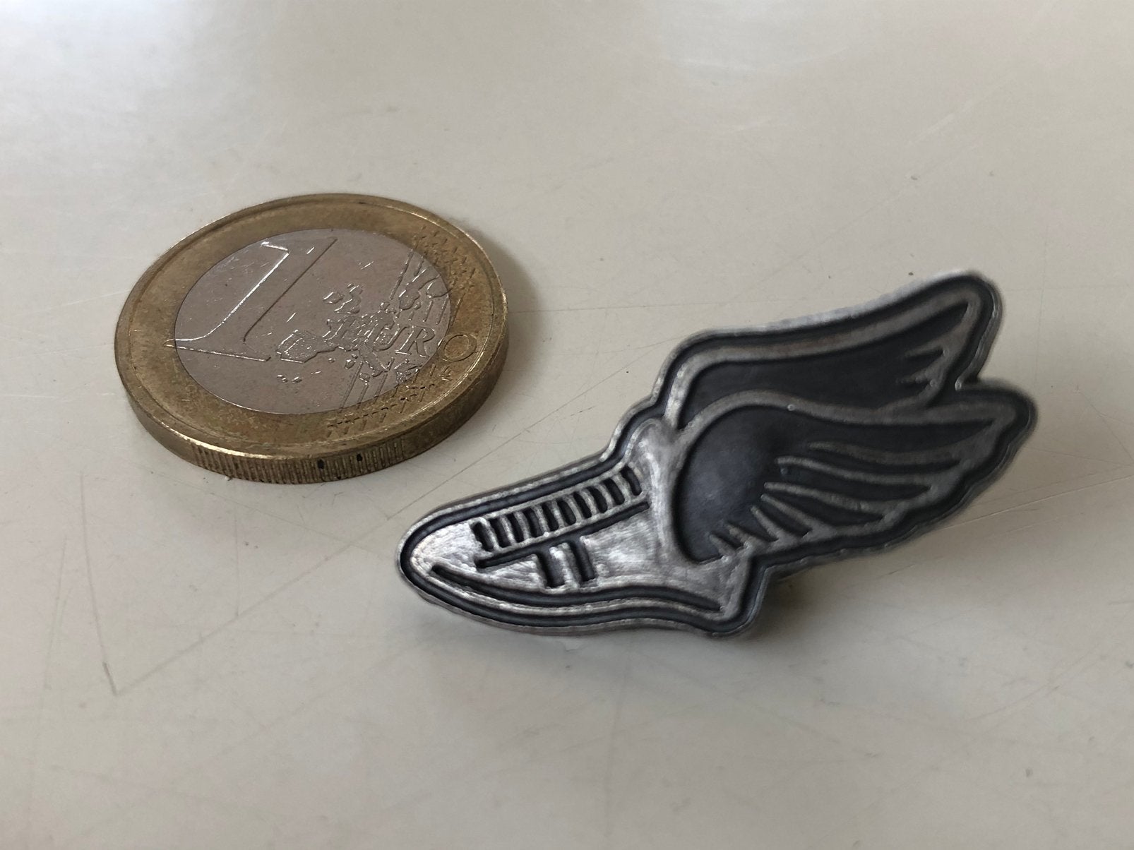 Broche / button - sneaker met vleugels (gevleugelde schoen), Ophalen of Verzenden, Gebruikt, Overige onderwerpen, Button