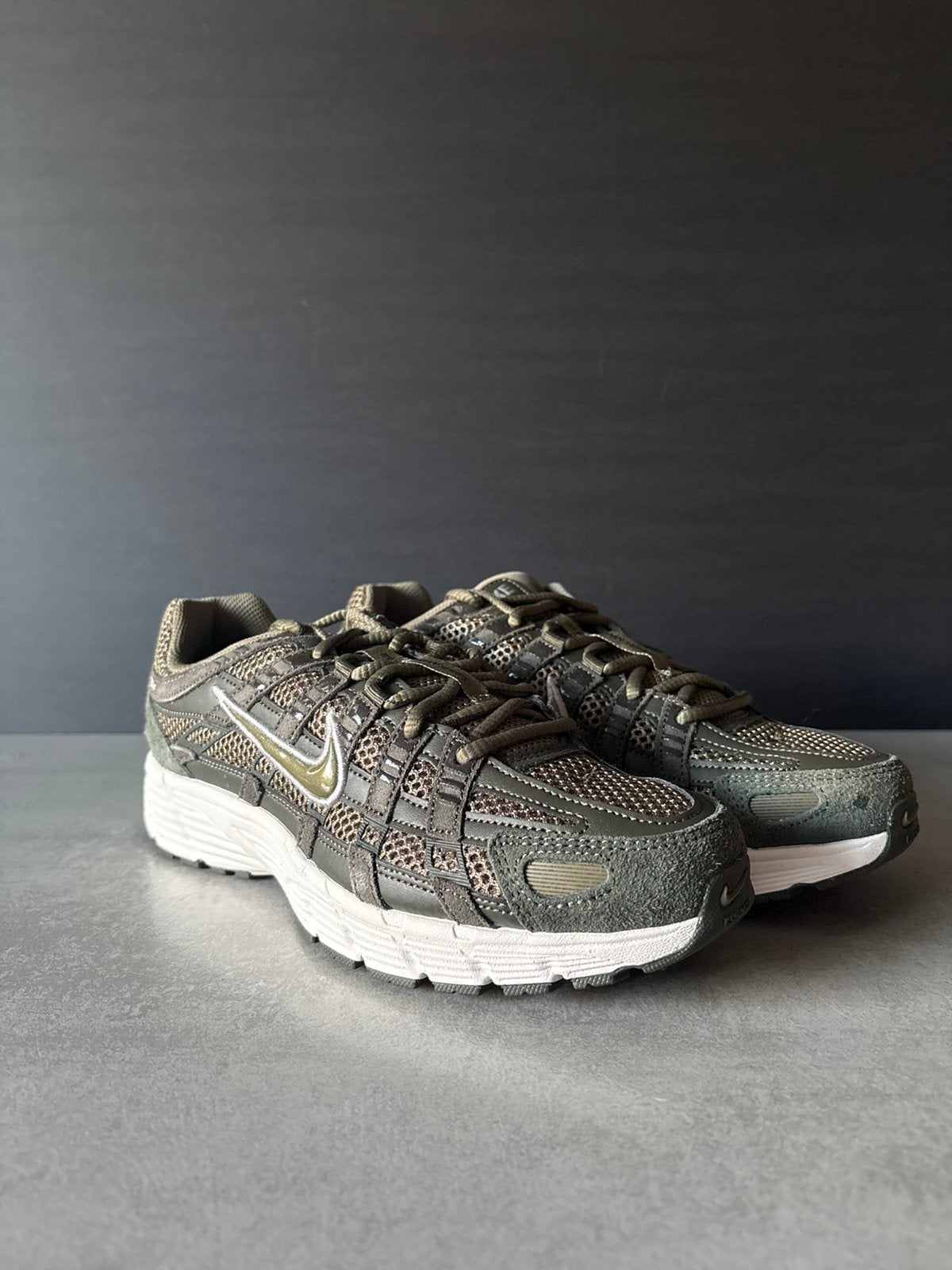Nike P-6000 SE Sequoia/Medium Olive-Phantom EU 44/US 10, Overige kleuren, Verzenden, Nieuw, Sneakers of Gympen