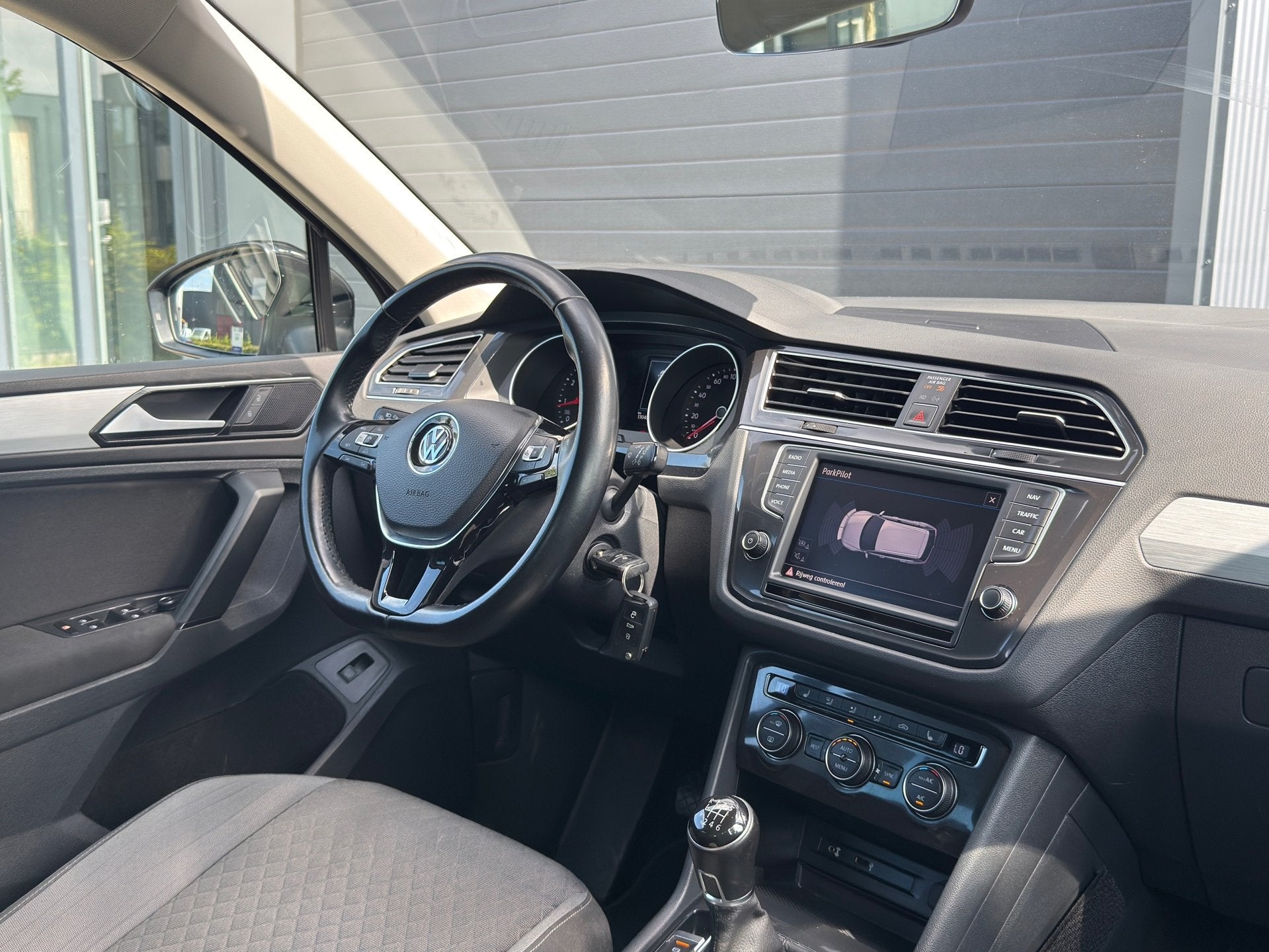 Volkswagen Tiguan 1.4 TSI Business / CARPLAY / APK / ASSIST, Voorwielaandrijving, 125 pk, Gebruikt, Euro 6