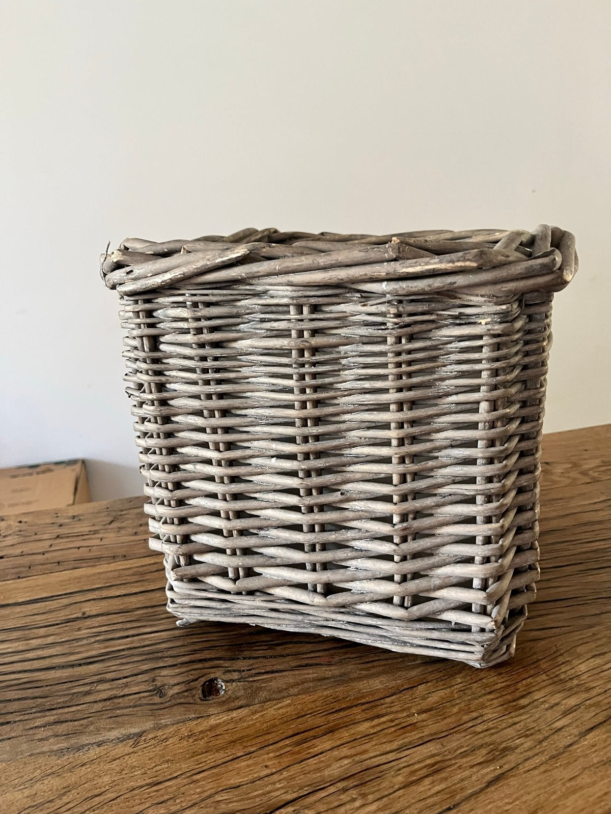 Rieten mand / plantenbak - grijs, Huis en Inrichting, Woonaccessoires | Schalen en Manden, Gebruikt, Plantenpot of Plantenbak